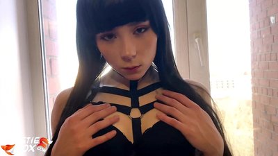 हॉट श्यामला खोल आणि संवेदनशीलपणे पैसे साठी fucked शोषून घेणे